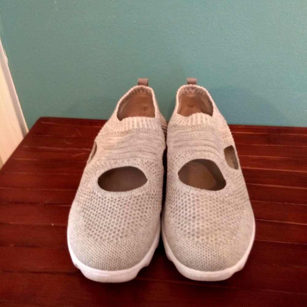 Propet Travel Active Avid Sneaker Light Grey size 7 wide